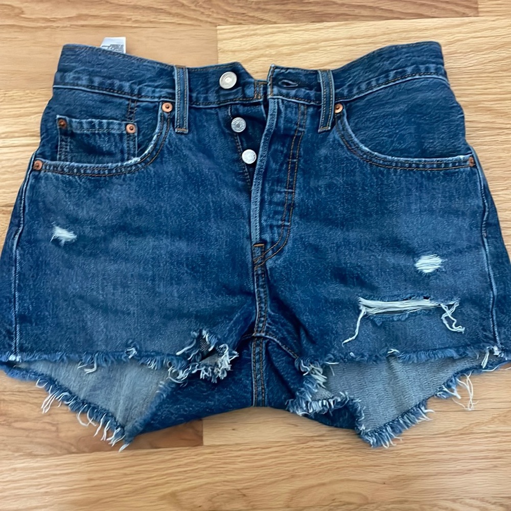 Levi’s High rise shorts buttons